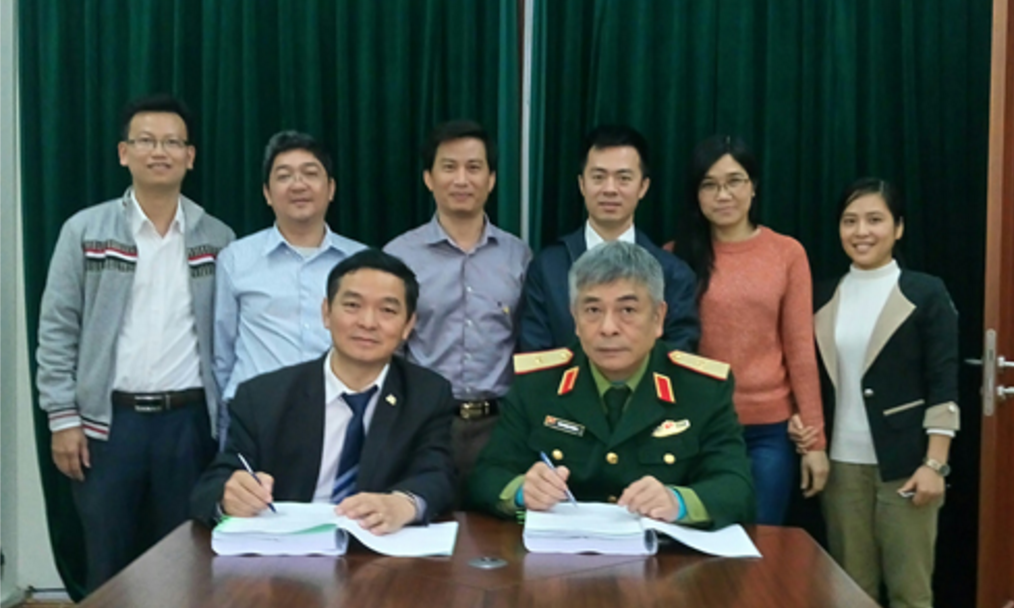 Signing the finishing package of Mipec Riverside project