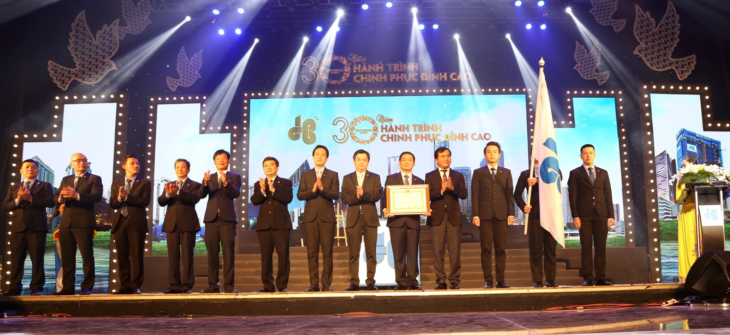Cty CP Tập đoàn Xây dựng Hòa Bình kỷ niệm 30 năm thành lập và đón nhận Huân chương Lao động hạng Nhì