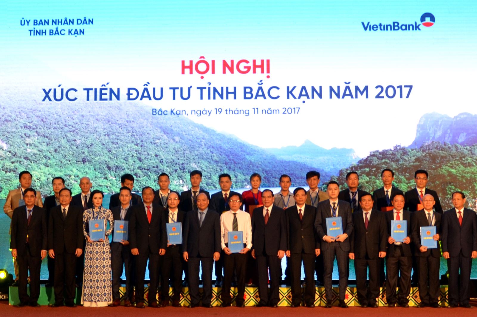 Công ty CPĐT Sơn Phúc nhận Giấy chứng nhận đầu tư tại Hội nghị xúc tiến đầu tư tỉnh Bắc Kạn năm 2017