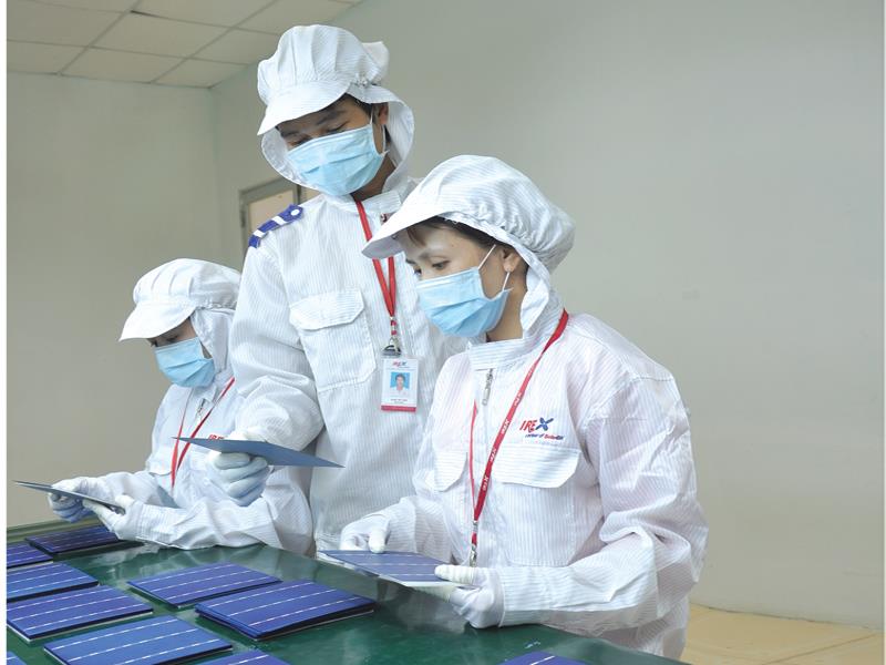 Nội, ngoại đua làm điện mặt trời