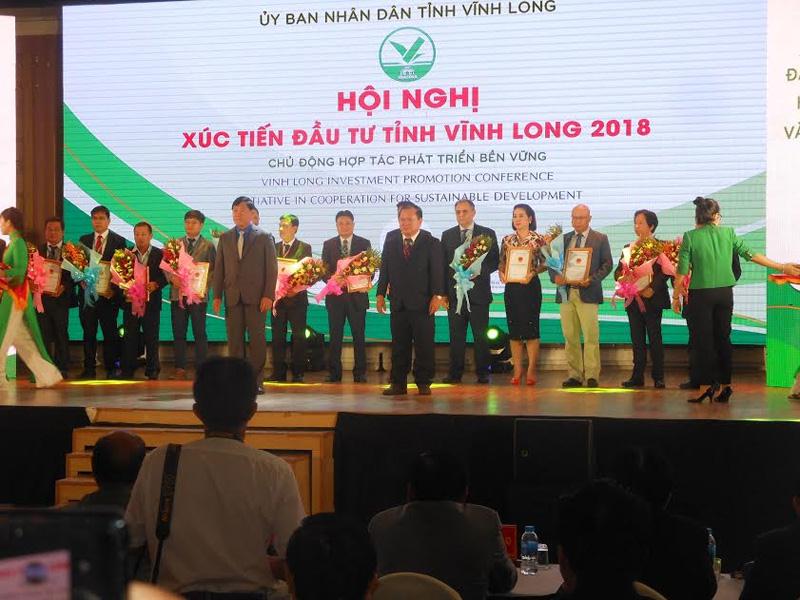 Vĩnh Long trao quyết định chủ trương, chứng nhận và ghi nhớ đầu tư cho 32 dự án, tổng vốn gần 24.000 tỉ đồng
