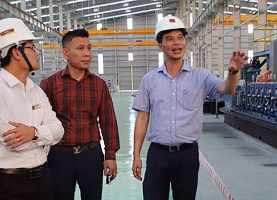 Đồng chí Dương Văn Tiến - Phó Chủ tịch UBND tỉnh kiểm tra tại Nhà máy Vật liệu xây dựng Hoa Sen