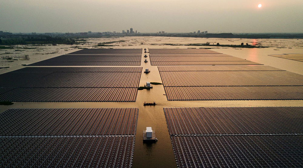 Cận cảnh solar farm thả nổi lớn nhất thế giới