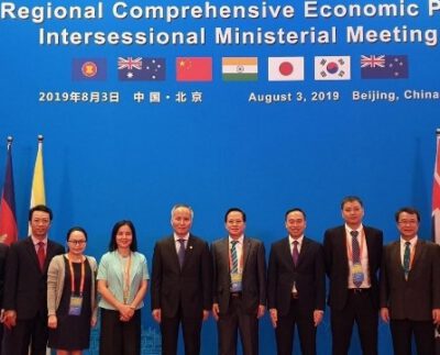 Minister of Industry and Trade Tran Quoc Khanh led a Vietnamese delegation to attend the 8th Regional Comprehensive Economic Partnership (RCEP) Intersessional Ministerial Meeting