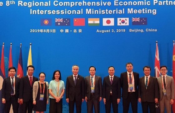 Minister of Industry and Trade Tran Quoc Khanh led a Vietnamese delegation to attend the 8th Regional Comprehensive Economic Partnership (RCEP) Intersessional Ministerial Meeting