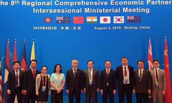 Minister of Industry and Trade Tran Quoc Khanh led a Vietnamese delegation to attend the 8th Regional Comprehensive Economic Partnership (RCEP) Intersessional Ministerial Meeting