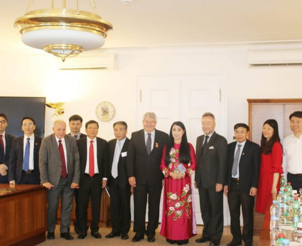 Vinh Phuc delegation seeks investment from Czech Republic
