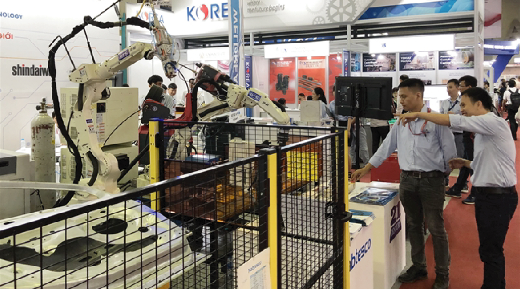 Exhibitions showcasing metalworking innovations open in HCM City