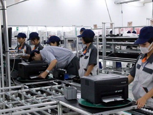 Vietnam’s manufacturing drops to record low in March due to pandemic