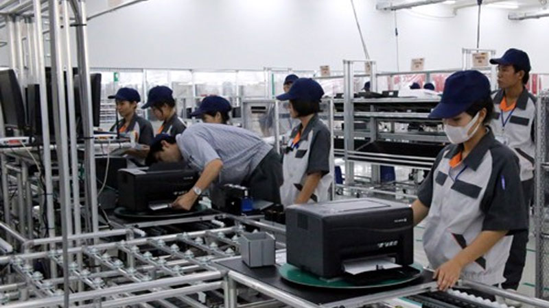 Vietnam’s manufacturing drops to record low in March due to pandemic