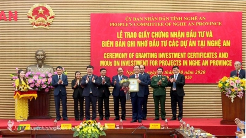 Thủ tướng Nguyễn Xuân Phúc dự lễ trao giấy chứng nhận đầu tư và biên bản ghi nhớ cho các dự án tại Nghệ An