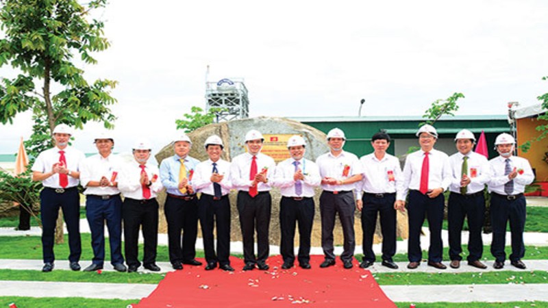 Hướng tới Đại hội đại biểu toàn quốc lần thứ XIII của Đảng: Gắn biển công trình Nhà máy điện mặt trời Phước Thái 1