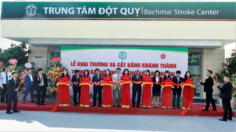 Bệnh viện Bạch Mai cắt băng khánh thành và khai trương Trung tâm Đột quỵ