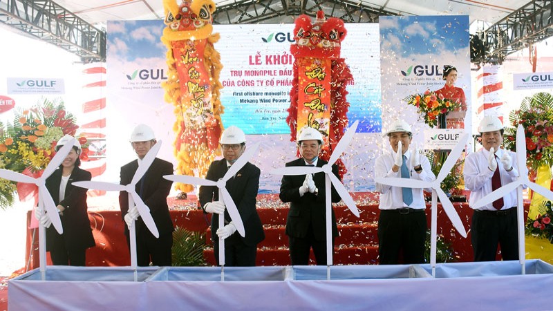 Lễ khởi công trụ monopile đầu tiên ngoài khơi tại huyện Bình Đại
