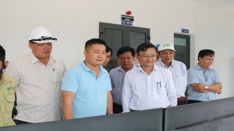 Phó Chủ tịch UBND tỉnh Nguyễn Tự Công Hoàng kiểm tra tình hình thực hiện Dự án điện mặt trời Phù Mỹ