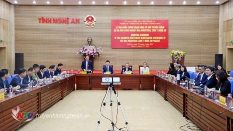 Chủ tịch UBND tỉnh trao Giấy chứng nhận đăng ký đầu tư điều chỉnh dự án Khu Công nghiệp WHA