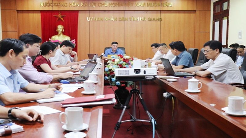 Họp nghe báo cáo tiến độ triển khai dự án Chăn nuôi bò sữa và chế biến sữa của Công ty TNHH Trang trại bò sữa CNC Hà Giang