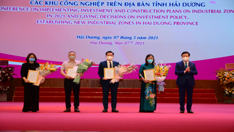 Trao Quyết định chủ trương đầu tư, thành lập 04 Khu công nghiệp trên địa bàn tỉnh