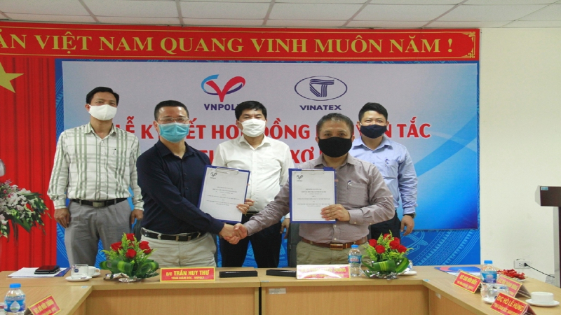VNPOLY ký hợp đồng bao tiêu sản phẩm xơ PSF với các doanh nghiệp Dệt may miền Bắc