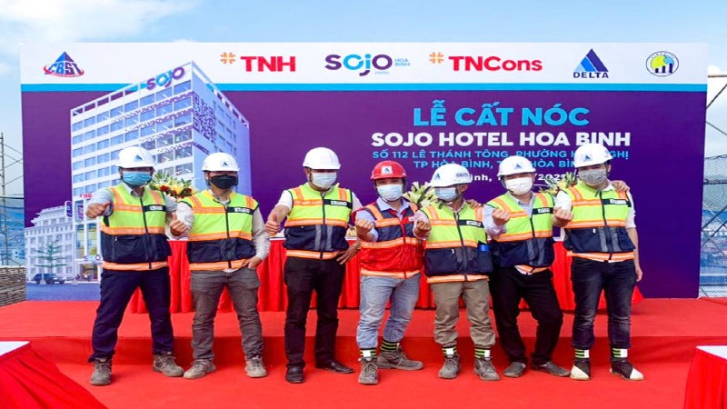 Delta Group tổ chức cất nóc dự án khách sạn Sojo Hòa Bình