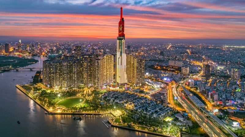 What is the reason for US investors to edge back into Vietnam?