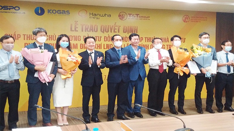 Trao quyết định chủ trương đầu tư Dự án Trung tâm điện khí LNG Hải Lăng