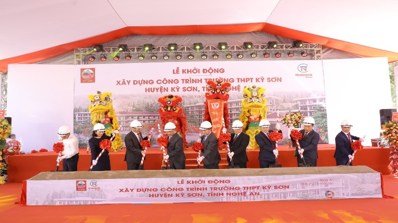 Trungnam Group và món quà tri ân Ngày Nhà giáo Việt Nam đầy ý nghĩa trên huyện miền núi Kỳ Sơn