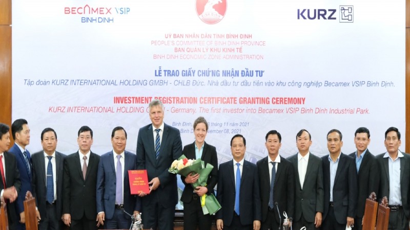 Trao Giấy chứng nhận đầu tư cho Tập đoàn KURZ tại Becamex VSIP Bình Định