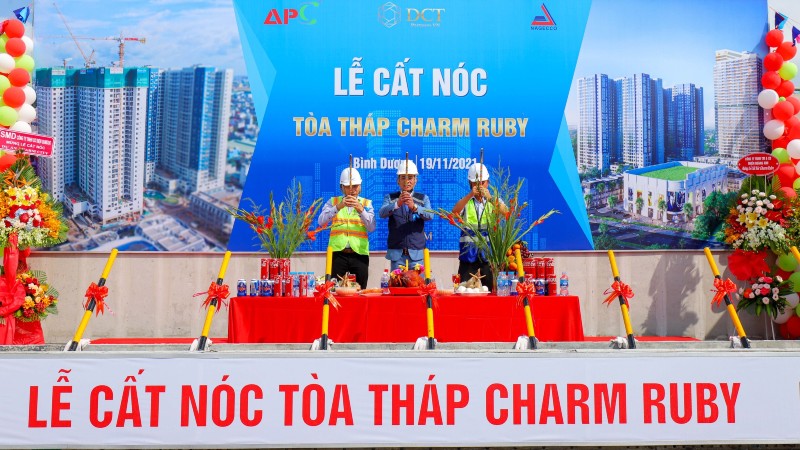 Cất nóc tháp Charm Ruby trong quần thể Charm City