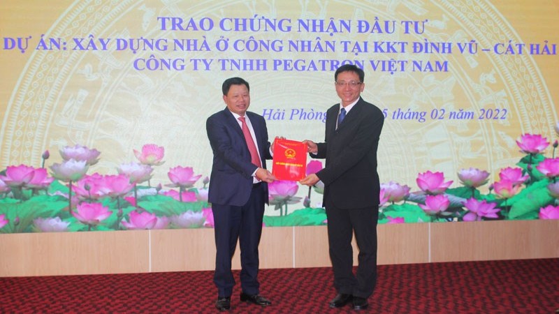 Ban Quản lý Khu kinh tế Hải Phòng trao Giấy chứng nhận đăng ký đầu tư cho 2 dự án xây dựng nhà ở công nhân