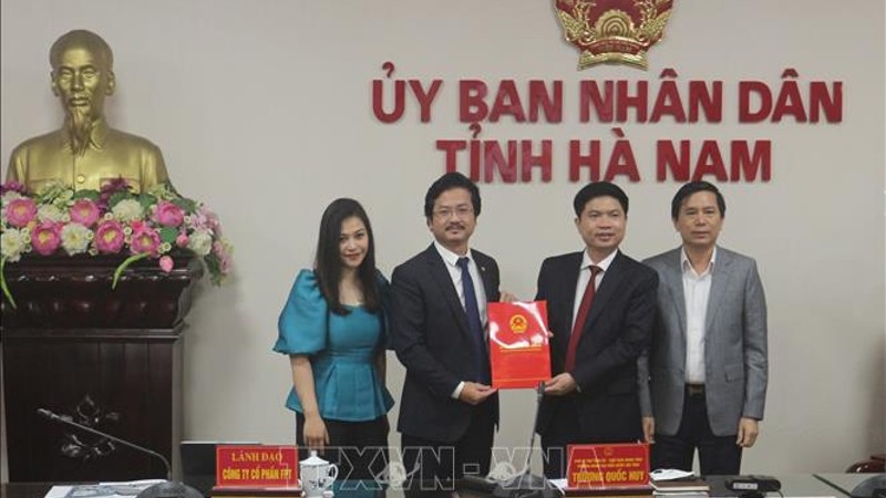 Trao giấy chứng nhận đăng ký đầu tư Dự án xây dựng cơ sở GD-ĐT cho Tập đoàn FPT
