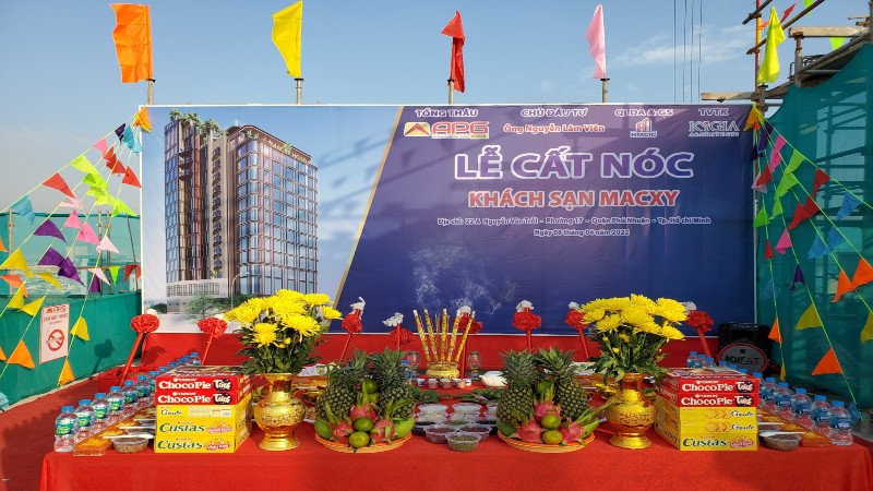 Chúc mừng lễ cất nóc dự án Macxy Hotel