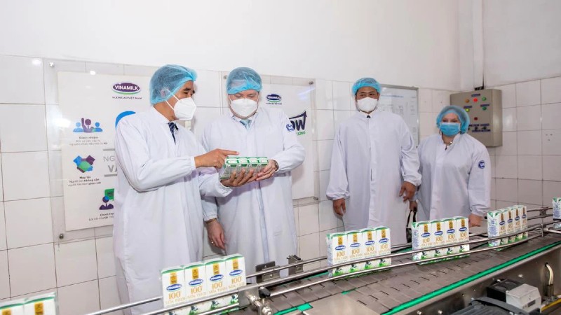Tân Đại sứ Hoa Kỳ tại Việt Nam thăm Nhà máy sữa Vinamilk tại Cần Thơ