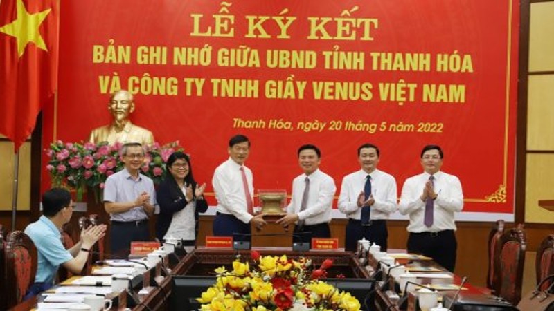 Ký Bản ghi nhớ hợp tác đầu tư giữa UBND tỉnh Thanh Hóa và Công ty TNHH Giầy Venus Việt Nam.