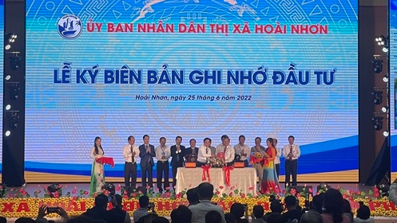 Hoài Nhơn ký kết biên bản ghi nhớ hợp tác đầu tư với 11 Nhà đầu tư