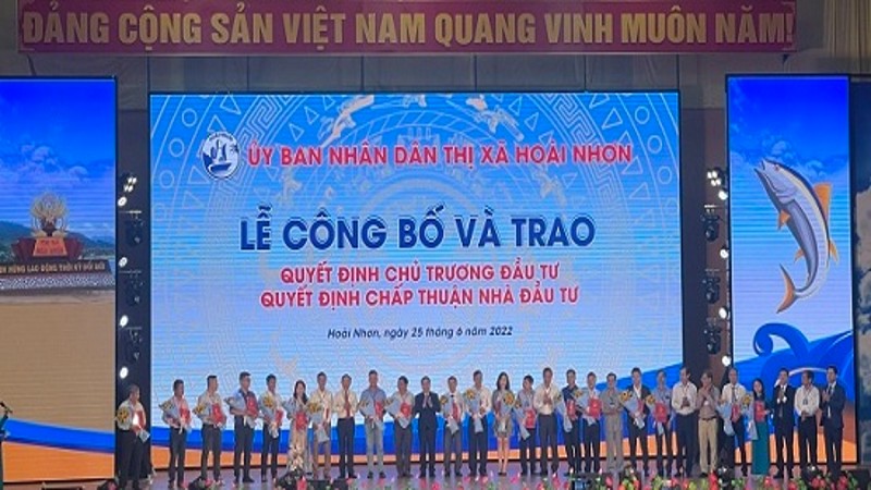 Hoài Nhơn trao Quyết định chủ trương đầu tư cho 19 dự án với tổng vốn đầu tư gần 4 nghìn tỷ đồng