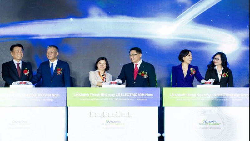 Chủ tịch UBND tỉnh Nguyễn Hương Giang nhấn nút khởi động Nhà máy LS Electric Việt Nam