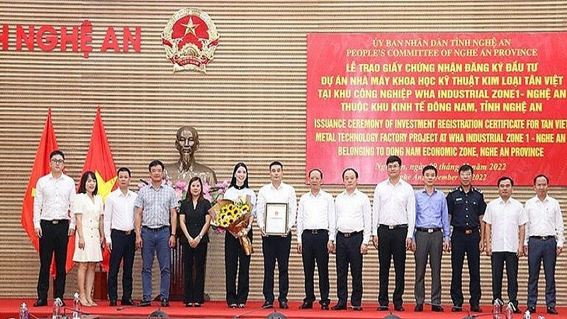 Nghệ An: Trao Giấy chứng nhận đăng ký đầu tư Dự án Nhà máy Khoa học – Kỹ thuật kim loại Tân Việt