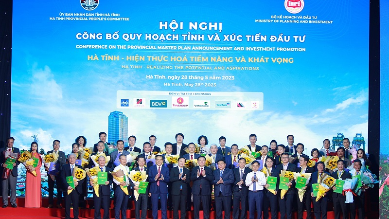Hà Tĩnh trao 25 biên bản ghi nhớ đầu tư, tổng vốn hơn 219.000 tỷ đồng