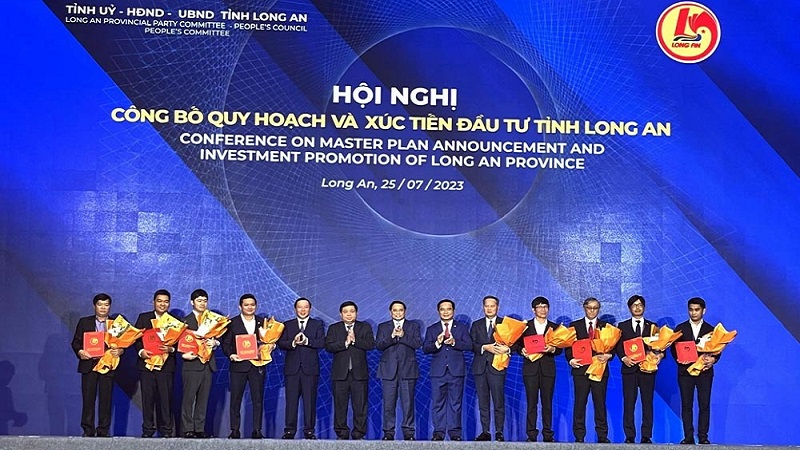 Long An trao giấy chứng nhận đầu tư 9 dự án với tổng vốn 1,7 tỷ USD