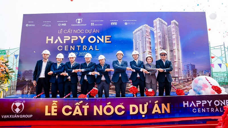 Vạn Xuân Group tổ chức lễ cất nóc tại dự án Happy One Central