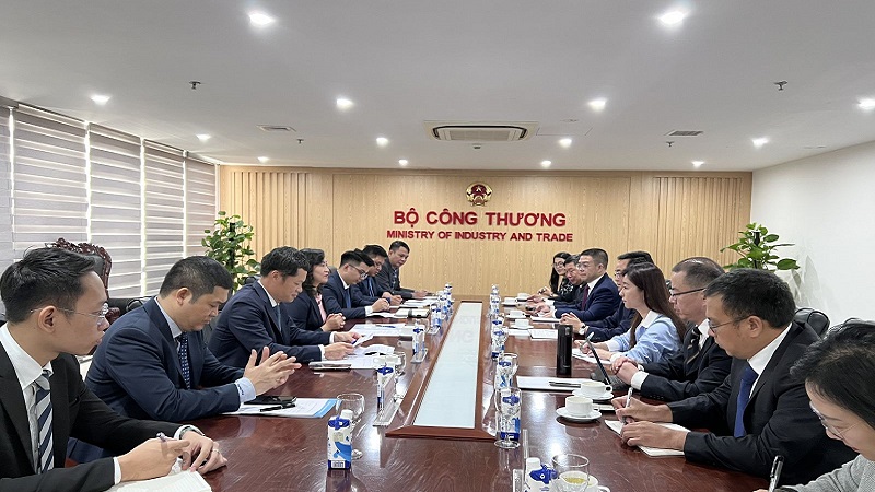 Thứ trưởng Bộ Công Thương Phan Thị Thắng tiếp và làm việc với Phó Chủ nhiệm Ủy ban Thường vụ Đại hội Đại biểu Nhân dân tỉnh Chiết Giang, Trung Quốc