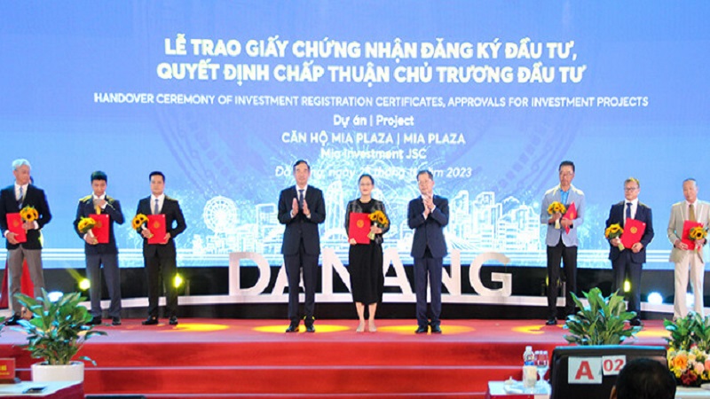 Trao quyết định chấp thuận chủ trương đầu tư 4 dự án nhà ở tại buổi công bố quy hoạch Đà Nẵng