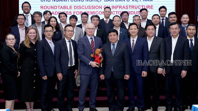 Lãnh đạo tỉnh Bắc Ninh tham dự tọa đàm “Sự sẵn sàng cơ sở hạ tầng cho ngành công nghiệp bán dẫn ở Việt Nam”