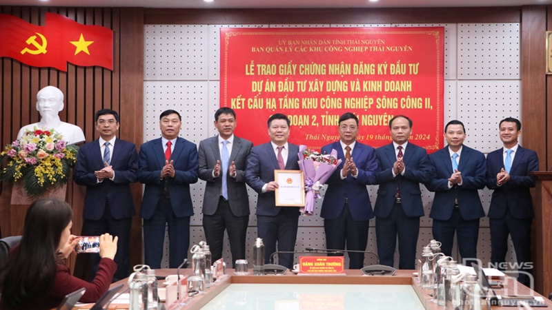 Trao giấy chứng nhận đầu tư gần 4.000 tỷ đồng cho Viglacera Thái Nguyên