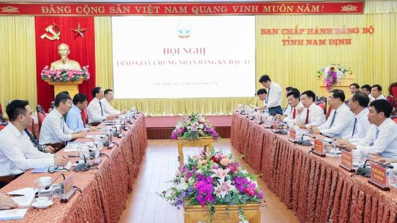 Trao giấy chứng nhận đăng ký đầu tư Dự án nhà máy sản xuất giấy bao bì công nghệ cao
