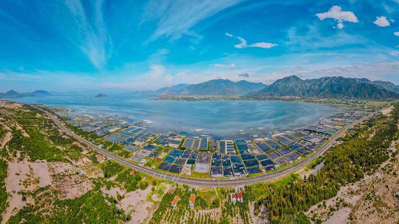 Khu kinh tế ven biển rộng gần gấp đôi tỉnh Bắc Ninh, có siêu nhà máy 2,6 tỷ USD, gần đường cao tốc, có cảng nước sâu, tương lai sẽ xây sân bay gần 8.000 tỷ
