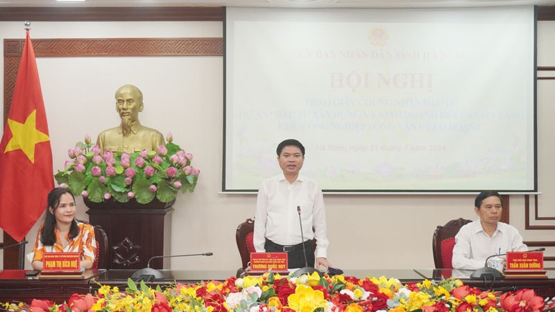 Trao Giấy chứng nhận đăng ký đầu tư Dự án khu công nghiệp Đồng Văn, giai đoạn I