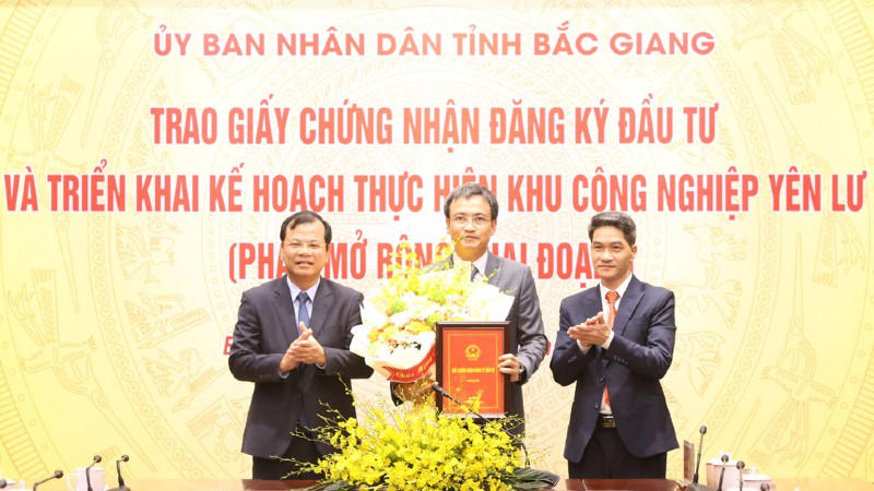 Trao giấy chứng nhận đăng ký đầu tư, triển khai kế hoạch xây dựng KCN Yên Lư (phần mở rộng) giai đoạn 1