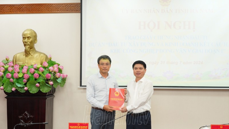 Hà Nam: Trao Giấy chứng nhận đăng ký đầu tư Dự án đầu tư xây dựng và kinh doanh kết cấu hạ tầng KCN Đồng Văn V (giai đoạn 1)